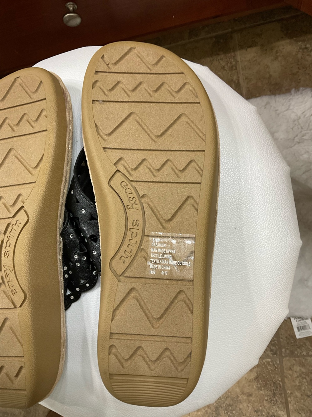 New Easy Spirit Black Laser-Cut Thong Sandals with Stud Accents Size 9.5 W - Picture 6 of 6